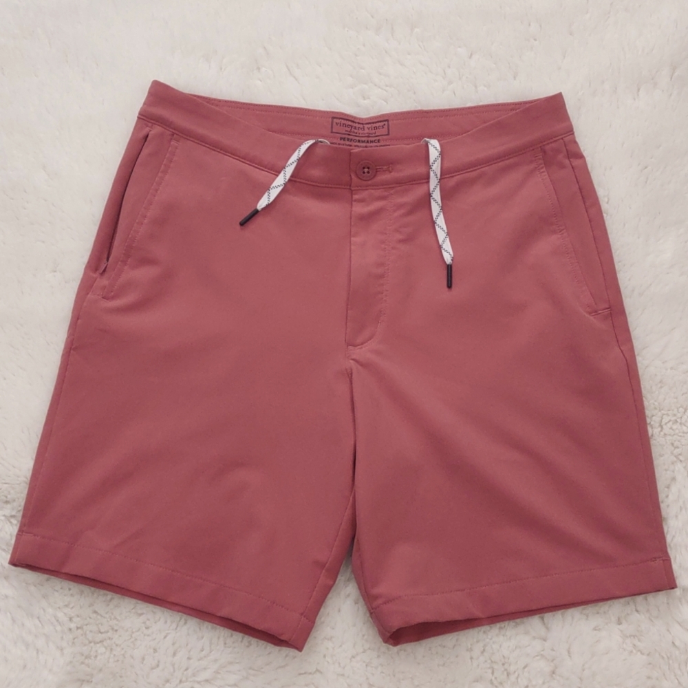VINEYARD VINES PERFORMANCE SHORT.